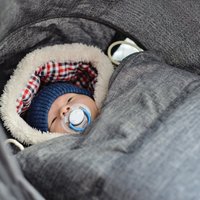 Zīdainis un pastaigas ziemā: ja mazulim silti, ārā var dusēt ilgi