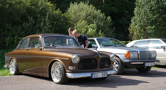 ФОТО. В Межциемсе собрались десятки исторических автомобилей и мотоциклов