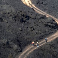 Portugālē un Spānijā tūkstošiem ugunsdzēsēju cīnās ar savvaļas ugunsgrēkiem