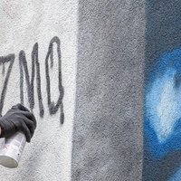 Pasaulē pazīstamais grafiti mākslinieks OZMO veido jaunu darbu Liepājā