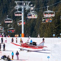 Dienas ceļojumu foto: Alpos lidmašīna veic avārijas nosēšanos tieši uz slēpošanas kalna