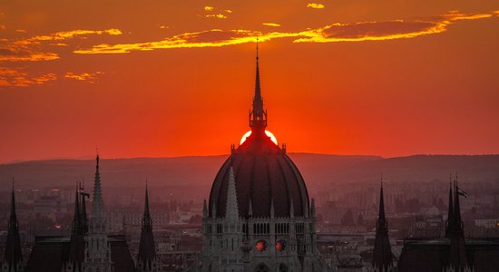 Foto: Kvēlojošs saullēkts un saulriets pār ugunīgo Budapeštu