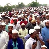 Foto: Bangladešā islāmista bērēs pulcējas 100 000 socializēšanās ierobežojuma pārkāpēji