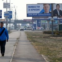 Novērotāji pirms Ukrainas pašvaldību vēlēšanām fiksē masveida 'klusuma dienas' noteikumu pārkāpumus