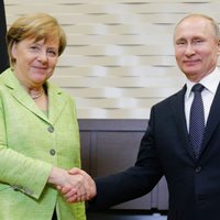 Merkele sestdien tiekas ar Putinu