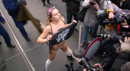 Ungārijā aizturēta 'Femen' aktīviste, kura izģērbusies, protestējot pret Putina vizīti