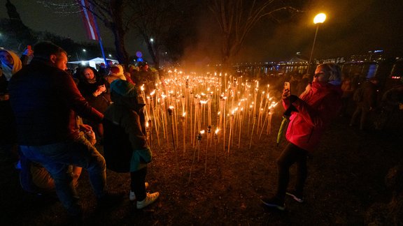 Krastmalā un Uzvaras parkā atzīmē Lāčplēša dienu - 89