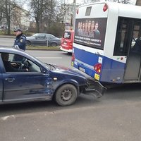 ФОТО: На ул. Пернавас "легковушка" столкнулась с автобусом Rīgas Satiksme