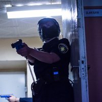 Спецподразделения полиции проводят учения по задержанию вооруженных преступников