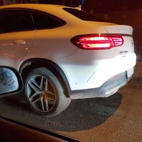 ФОТО: В Риге замечен внедорожник Mercedes на "лысой" резине
