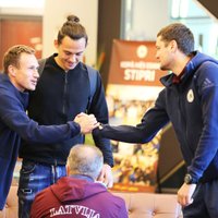 Foto: Latvijas futbolisti pulcējas uz PK kvalifikācijas noslēgumu