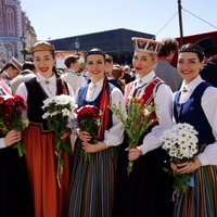 ФОТО. В Старой Риге прошел парад народных костюмов
