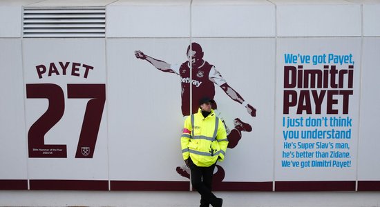 Dusmīgi līdzjutēji ar ķieģeli izsit logu 'West Ham United' pussarga Pajē mašīnai