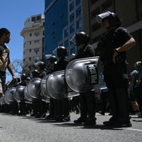 'Šoka terapijas' nākamā fāze: Argentīnas līderis atlaiž tūkstošiem ierēdņu