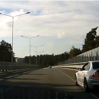 ВИДЕО: Водителям BMW мало места на проезжей части