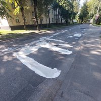 ФОТО: Жители Вецмилгрависа заделали ямы на дороге сами, самоуправление недовольно самоуправством
