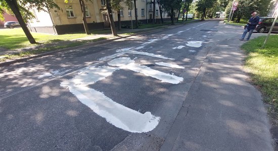 Foto: Vecmīlgrāvī bedres lāpa pašu spēkiem; pašvaldība saskata 'lielāku skādi'