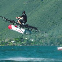 'Google' dibinātāja atbalstīts startaps prezentējis dronu cilvēka lidošanai virs ūdens
