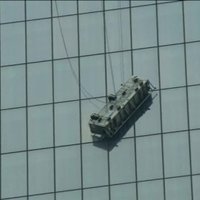 Video: ASV divi logu mazgātāji nāves briesmās karājas pie debesskrāpja sienas