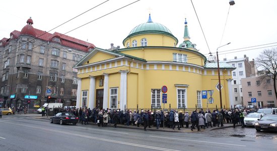 ФОТО: В Риге сотни людей пришли к храму проститься с Михаилом Задорновым