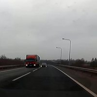Video: 'Ātrumsacīkstes' uz Jelgavas šosejas?
