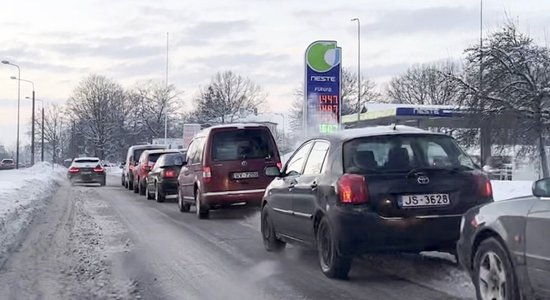 Video: Degvielas lielo atlaižu zibakcija izraisa satiksmes haosu