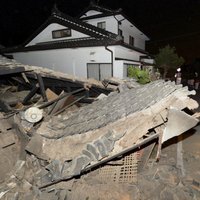 Japānu satricina spēcīga zemestrīce; sabrukušas vairākas ēkas