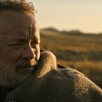 Garām kinoteātriem: starptautiskajā tirgū vesternu ar Tomu Henksu piedāvās 'Netflix'