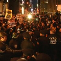 Video: Lēmums netiesāt policistu izraisa jaunus protestus Ņujorkā