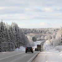 Daudzviet Latvijā autoceļi sniegoti un apledo; strādā 130 ziemas tehnikas vienības