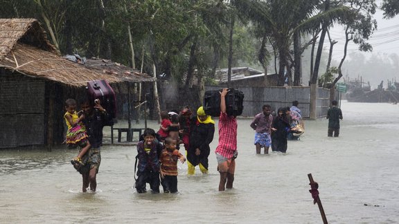 Bangladešā plosās spēcīgs ciklons 'Roanu' - 2