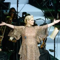 Foto: Kristīne Zadovska mirdz jubilejas koncertā uz LNO skatuves