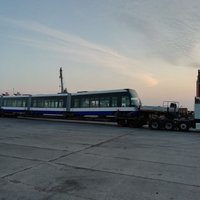 Foto: Kā Liepājas ostā ieradās 'Rīgas satiksmes' jaunais tramvajs