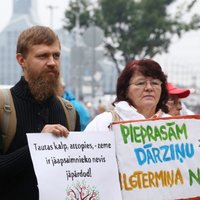 Foto: Ap 50 cilvēku pie Rīgas domes piketē pret Lucavsalas pārdošanu