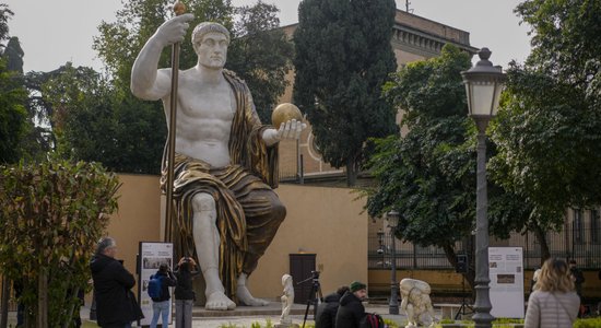 Romā atklāta milzīga imperatora Konstantīna statuja