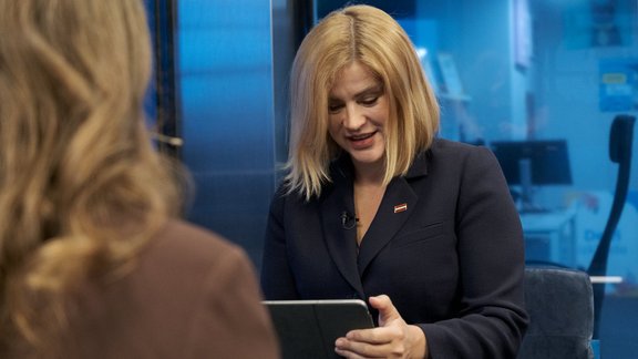 Ministru un valsts augstāko amatpersonu algas vajadzēja iesaldēt jau pērn, atzīst Siliņa