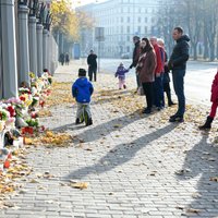 Foto: Pie Krievijas vēstniecības Rīgā gulst ziedi aviokatastrofas upuru piemiņai