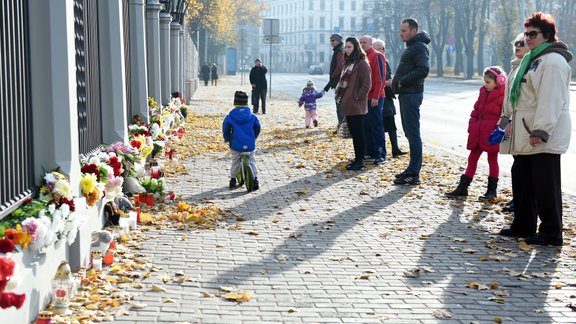 Cilvēki noliek ziedus pie Krievijas vēstniecības Rīgā  - 24