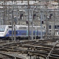 Japānā no sliedēm noskrējis ātrgaitas vilciens