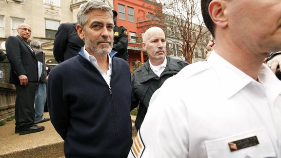 džordžs klūnijs pie Sudanas vēstniecības, george clooney