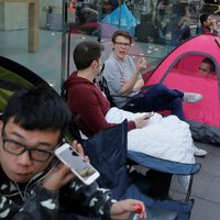 Foto: Fani ceļ teltis un rindās gaida jaunā 'iPhone' pārdošanu