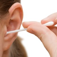 Ārste: nepareiza ausu tīrīšana – biežs dzirdes pasliktināšanās iemesls