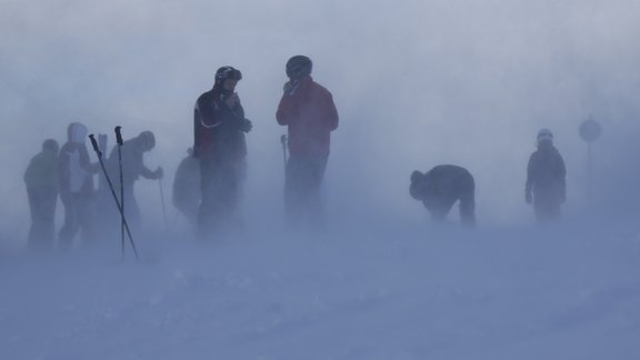 Austrija kalni migla slēpot skii