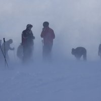 Austrijas tiesa sāk izskatīt lietu par inficēšanos slēpošanas kūrortā