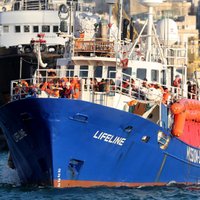 Kuģis 'Lifeline' ar 234 migrantiem pietauvojies Maltā