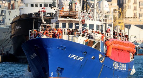 Kuģis 'Lifeline' ar 234 migrantiem pietauvojies Maltā