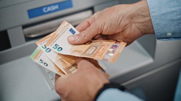 Vidējā alga tuvojas 1 900 eiro, bet atšķirība starp nozarēm – ievērojama