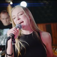 ВИДЕО: Не только Цой. Рижская певица Дарья Чеботарева выпустила собственную песню