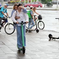 В Риге планируется ввести зоны ограничения скорости и парковки электросамокатов и велосипедов