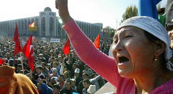 Президент Киргизии повторно ввел режим ЧП в Бишкеке